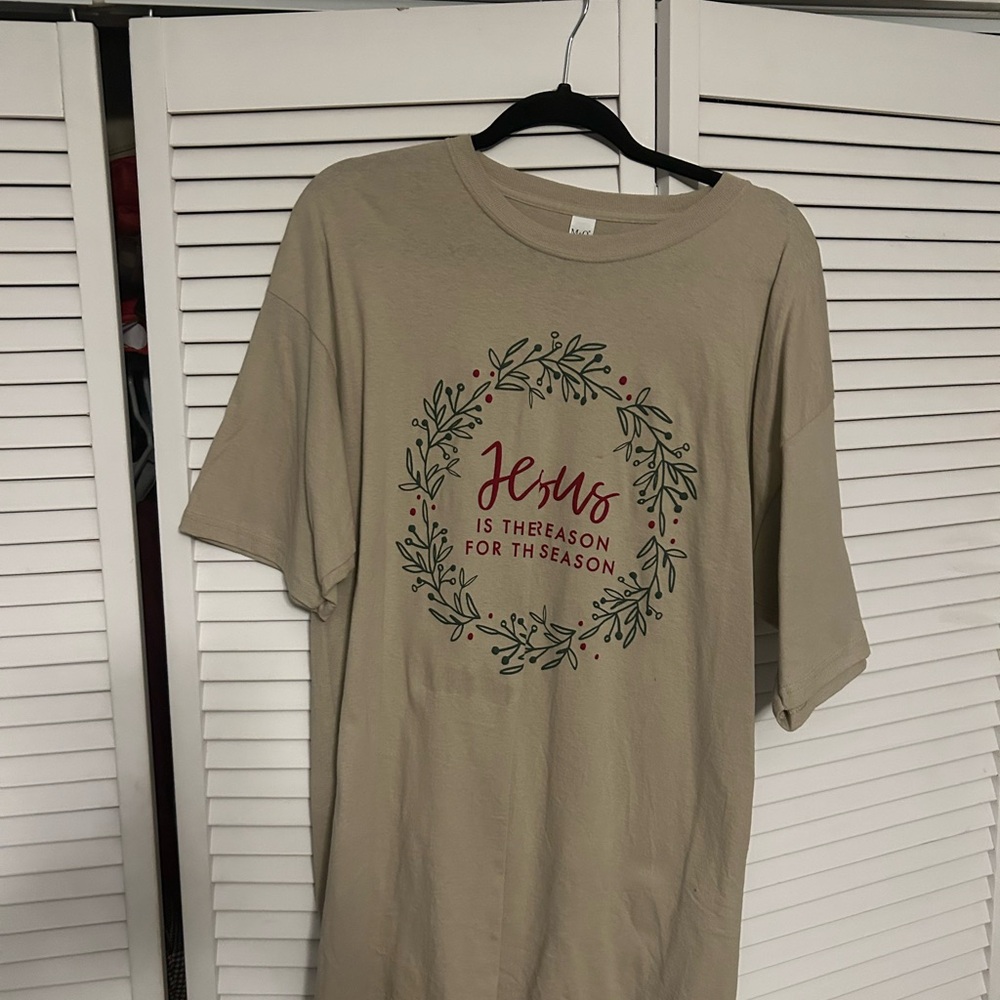 Beige Holiday T-Shirt with Festive Wreath Design